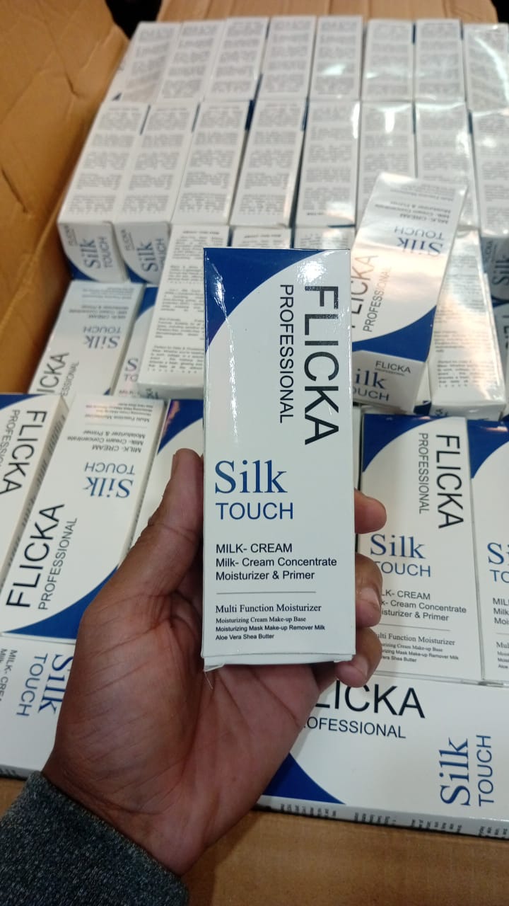 FLiCKA Silk Touch 3‑in‑1 Moisturizer & PrimerHydrates and nourishes skinLightweight, long‑lasting formulaMinimizes pores for a smooth finishDermatologically tested – safe for all skin types - Image 5